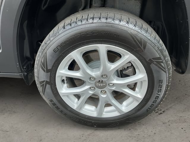 Used 2018 Jeep Cherokee Latitude Plus w/ Comfort/Convenience Group AWD/4WD image 9