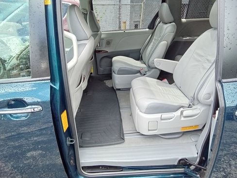 Used 2011 Toyota Sienna Limited w/ Entertainment Pkg FWD image 13