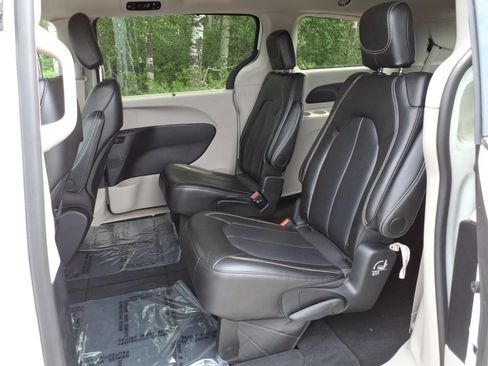 Used 2024 Chrysler Pacifica Touring-L FWD image 14