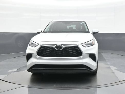 Used 2023 Toyota Highlander L FWD image 2