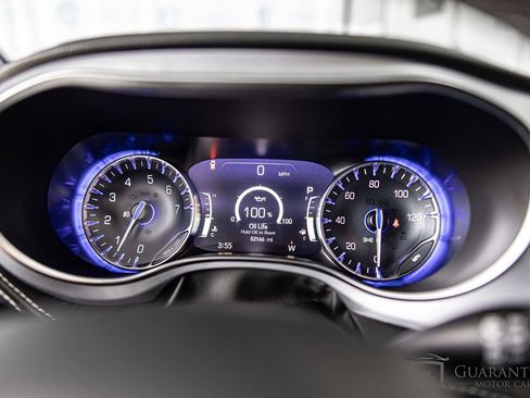 Used 2025 Chrysler Pacifica Limited FWD image 25