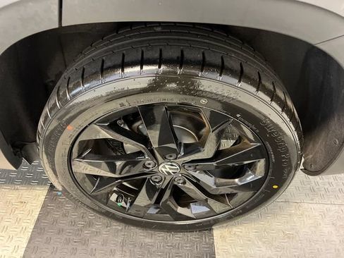 Certified 2022 Volkswagen Taos SE FWD image 15