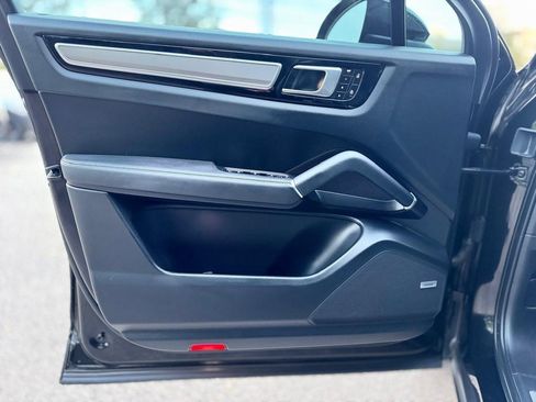 Used 2023 Porsche Cayenne Platinum Edition w/ Towing Package w/o Tow Ball image 12