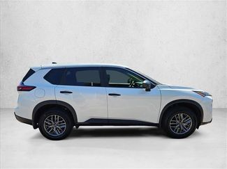 Used 2025 Nissan Rogue S FWD video 4