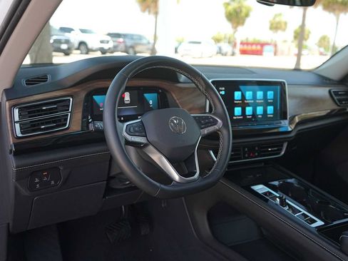 Used 2025 Volkswagen Atlas SE FWD image 2