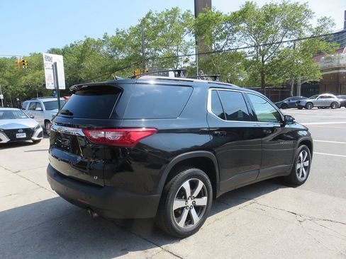 Used 2021 Chevrolet Traverse LT w/ LT Premium Package AWD/4WD image 4