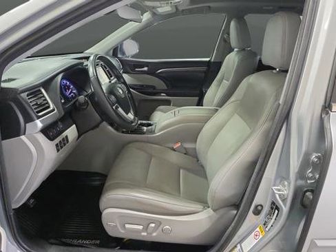 Used 2018 Toyota Highlander Limited Platinum AWD/4WD image 9