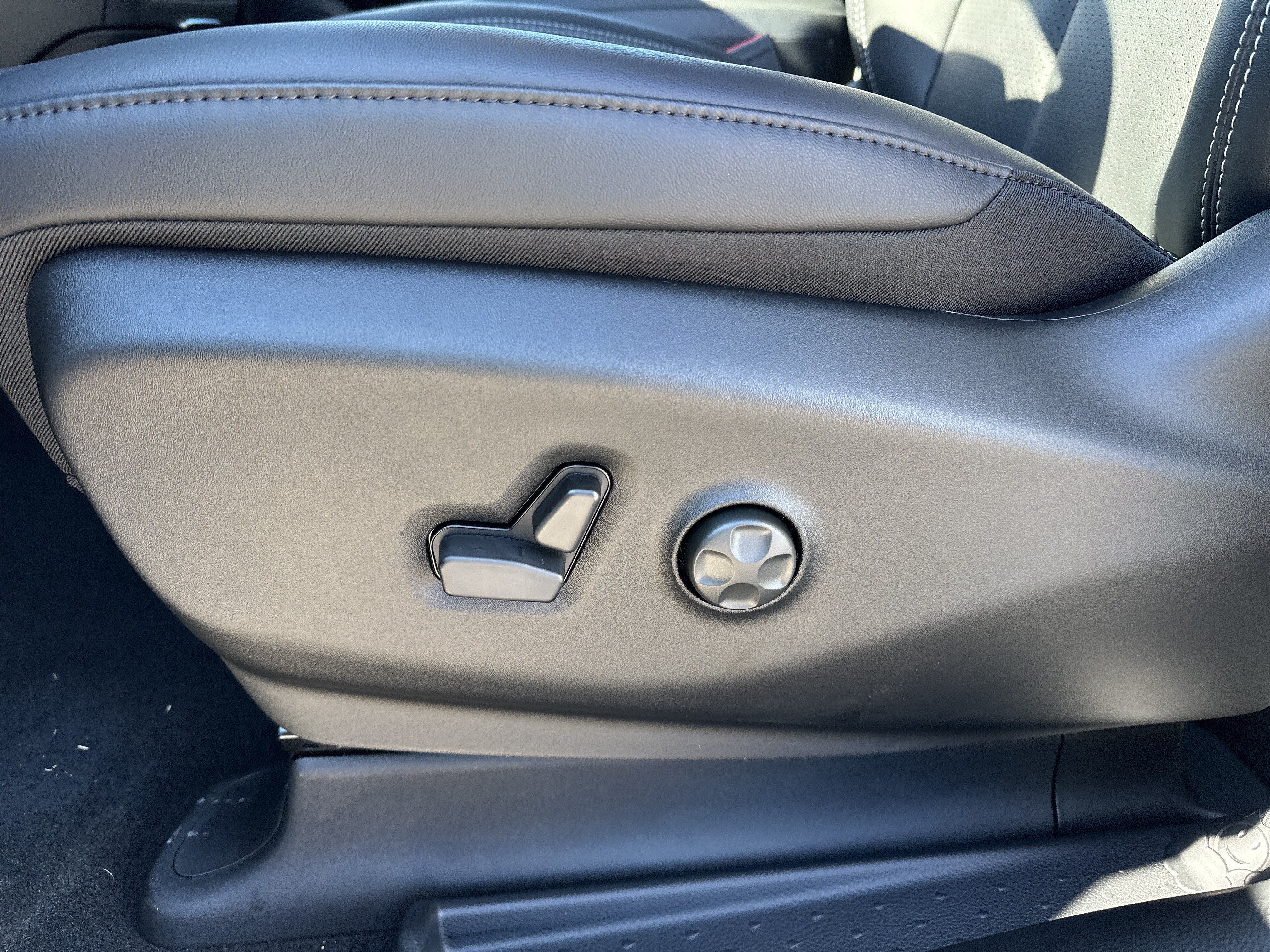 New 2026 Chrysler Pacifica Select FWD image 10