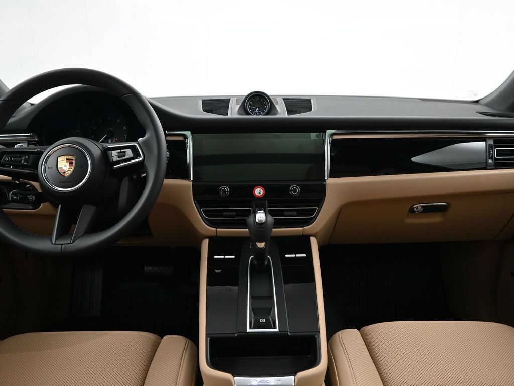 Certified 2026 Porsche Macan AWD/4WD image 9