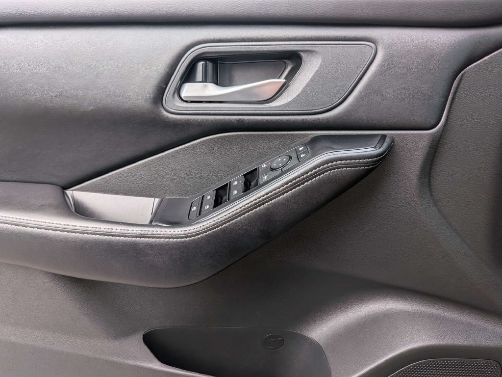 Used 2025 Nissan Rogue SV AWD/4WD image 32