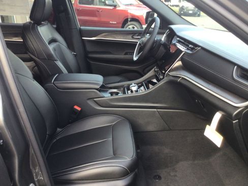 New 2025 Jeep Grand Cherokee L Limited image 10