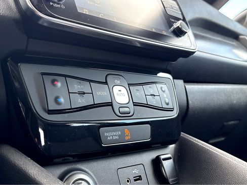 Used 2019 Nissan Leaf SV w/ SV Technology Package image 5