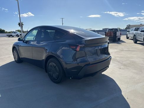 Used 2026 Tesla Model Y 2WD image 2