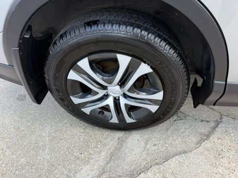 Used 2018 Toyota RAV4 LE FWD image 5