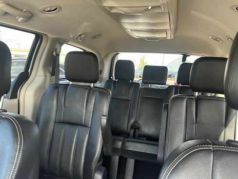 Used 2016 Chrysler Town & Country Touring FWD image 12