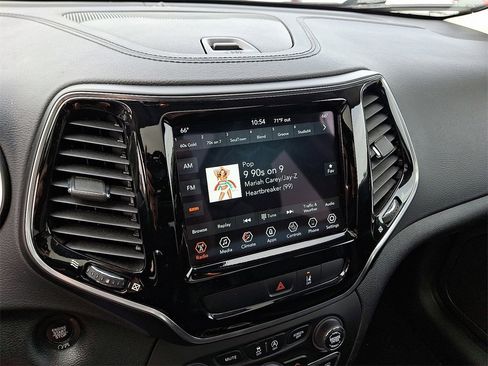 Used 2022 Jeep Cherokee Limited image 17