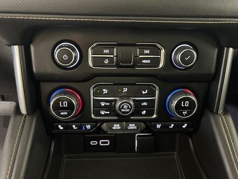 Used 2023 Chevrolet Suburban Premier w/ Advanced Technology Package AWD/4WD image 21
