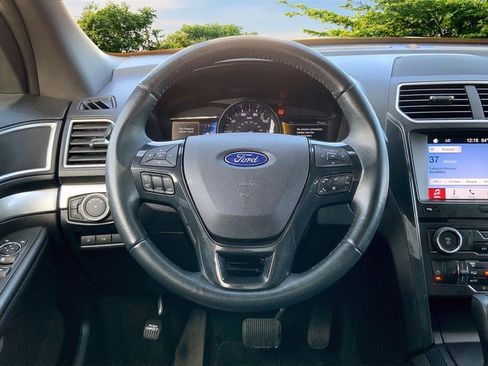 Used 2017 Ford Explorer XLT w/ Equipment Group 202A image 8