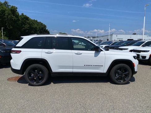 New 2025 Jeep Grand Cherokee Altitude image 2