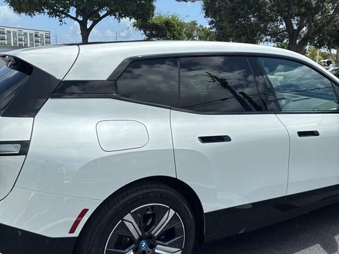 Used 2023 BMW iX xDrive50 w/ Sport Package AWD/4WD image 5