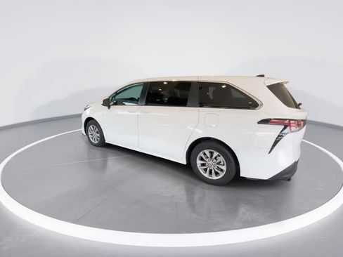 Certified 2024 Toyota Sienna LE AWD/4WD image 6
