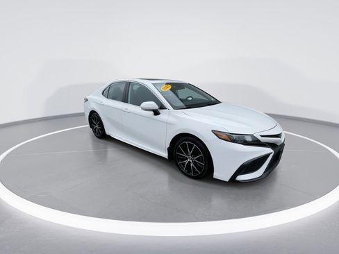 Used 2021 Toyota Camry SE w/ Cold Weather Package image 2