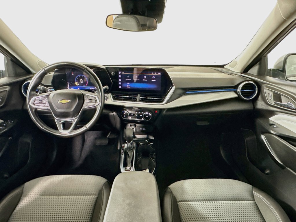 Used 2025 Chevrolet Trax LT w/ LT Convenience Package FWD image 3