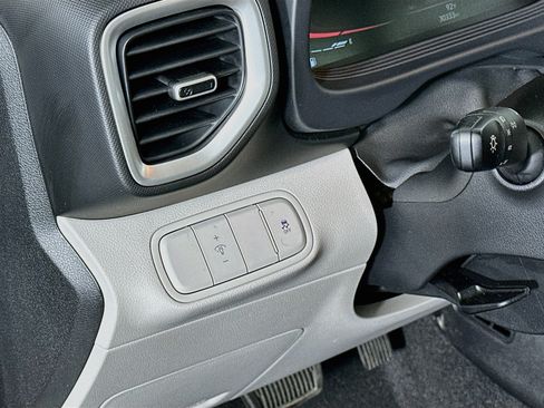 Used 2025 Hyundai Venue SEL FWD image 17