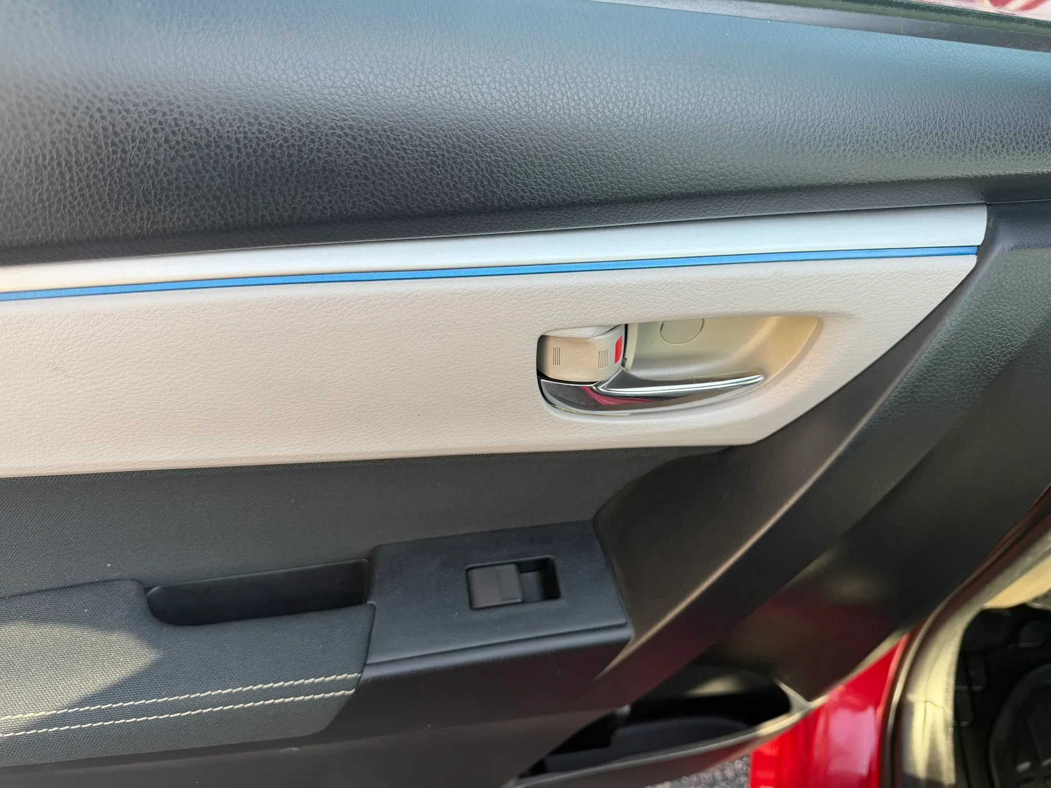 Used 2015 Toyota Corolla LE FWD image 17