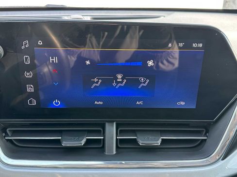 Used 2025 Chevrolet Trax LT w/ LT Convenience Package image 25