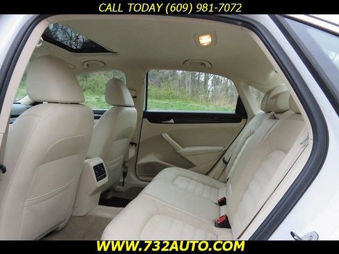 Used 2014 Volkswagen Passat 1.8T SEL Premium image 9