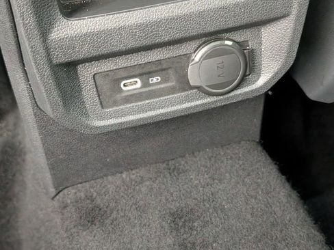 Used 2024 Volkswagen Tiguan SE image 27