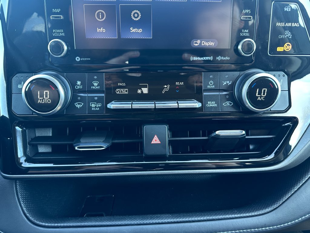 Used 2021 Toyota Highlander XLE AWD/4WD image 19