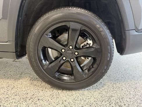 Used 2024 Jeep Grand Cherokee L Altitude AWD/4WD image 38