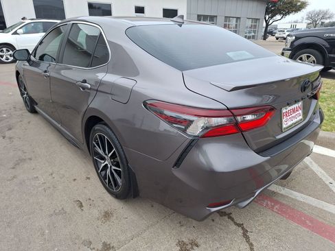 Used 2023 Toyota Camry SE image 4