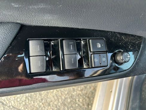 Used 2019 Toyota Prius Prime Advanced FWD image 17