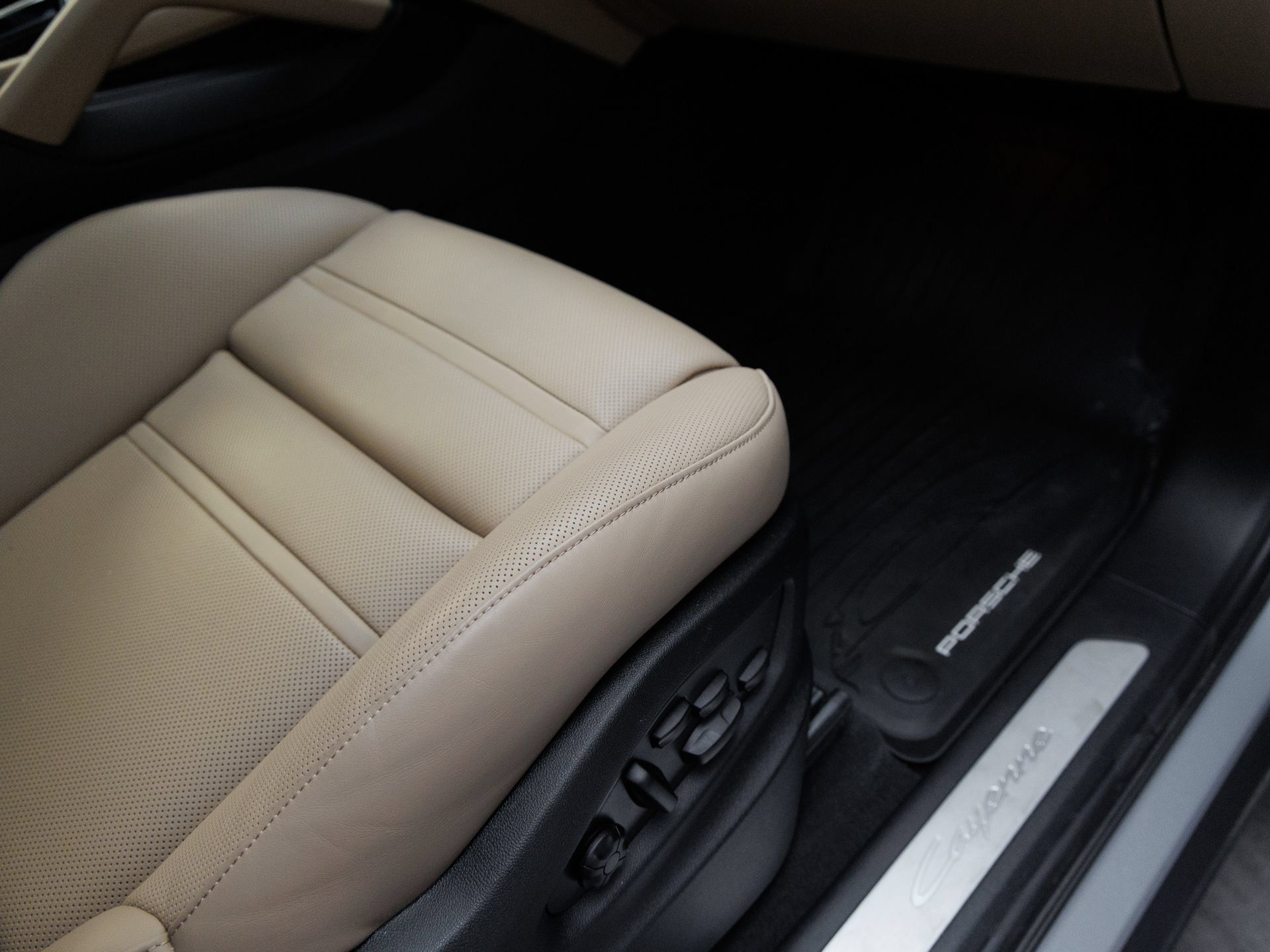 Certified 2025 Porsche Cayenne Coupe AWD/4WD image 39