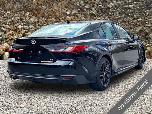 Used 2025 Toyota Camry SE FWD image 2