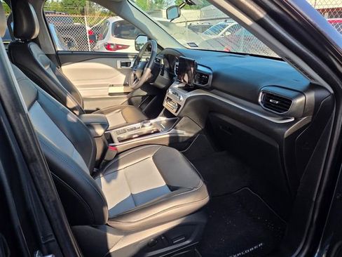 Used 2023 Ford Explorer XLT w/ Equipment Group 202A RWD image 6