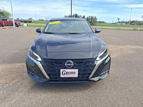 Used 2025 Nissan Altima 2.5 SV FWD image 3
