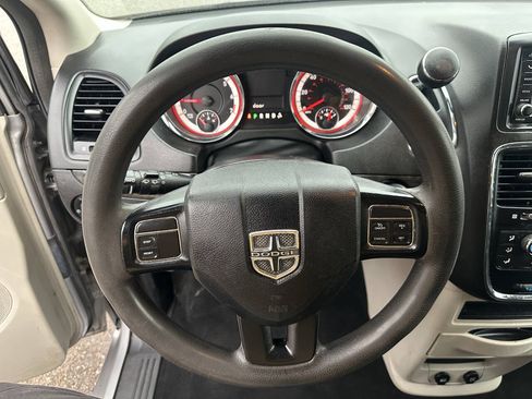 Used 2019 Dodge Grand Caravan SE FWD image 14