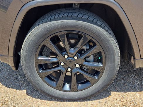 Used 2019 Jeep Grand Cherokee Altitude AWD/4WD image 10