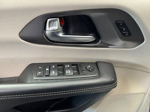 Used 2024 Chrysler Pacifica Touring-L FWD image 24