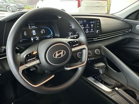 Used 2025 Hyundai Elantra SE FWD image 13