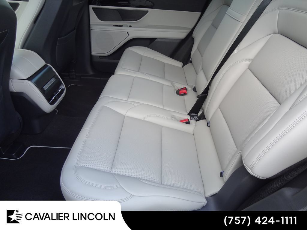 Used 2026 Lincoln Nautilus Premier AWD/4WD image 9