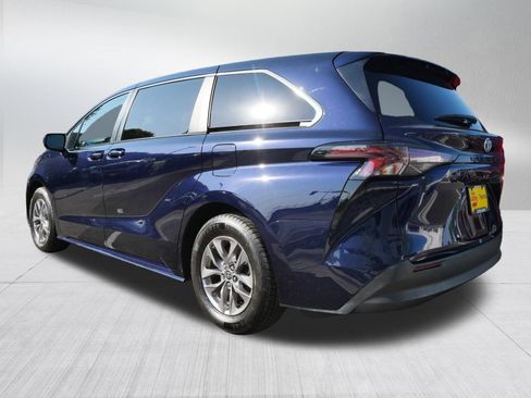 Certified 2023 Toyota Sienna LE FWD image 5