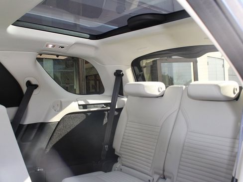 Certified 2025 Land Rover Discovery Dynamic SE image 38