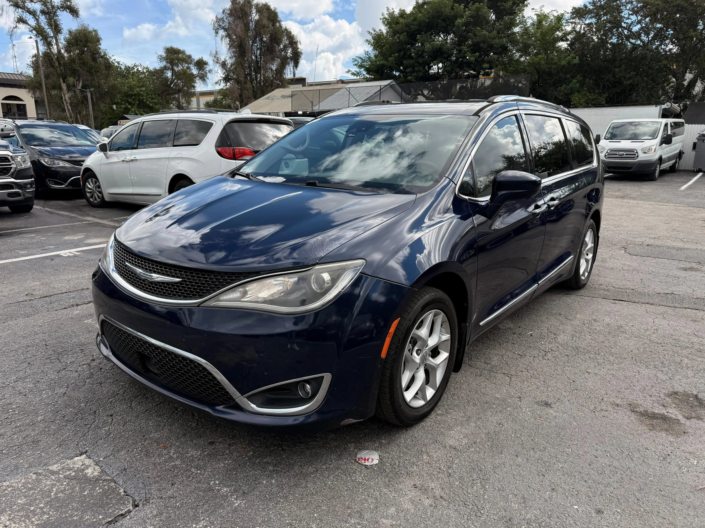 Used 2017 Chrysler Pacifica Touring-L Plus w/ Advanced Safetytec Group FWD image 1