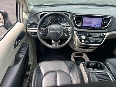 Used 2023 Chrysler Pacifica Touring-L FWD image 26