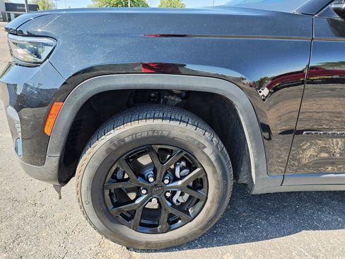 Used 2025 Jeep Grand Cherokee Altitude AWD/4WD image 10